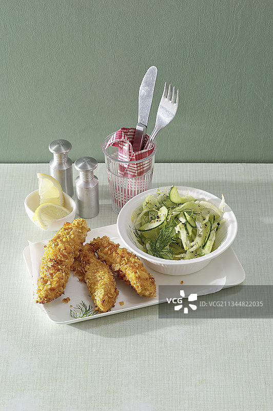 香炸鸡柳配茴香沙拉图片素材