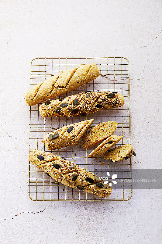 用杏仁粉和燕麦麸制成的低碳面包图片素材
