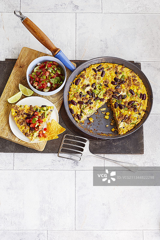 辣椒肉馅玉米饼配番茄沙司片图片素材