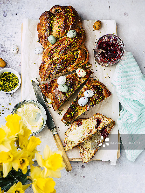 夹着果酱和开心果的复活节面包图片素材