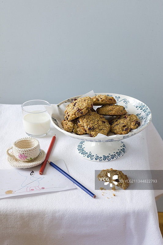 什锦早餐饼干和一杯牛奶图片素材
