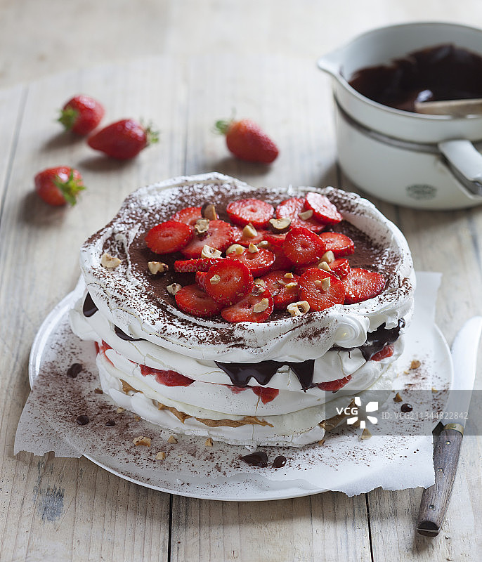 草莓花生奶油蛋白甜饼图片素材