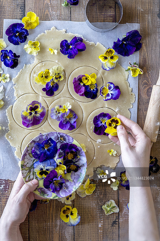 制作中的堇菜饼干图片素材