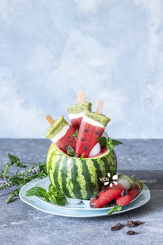 猕猴桃、酸奶和巧克力块西瓜冰棒图片素材