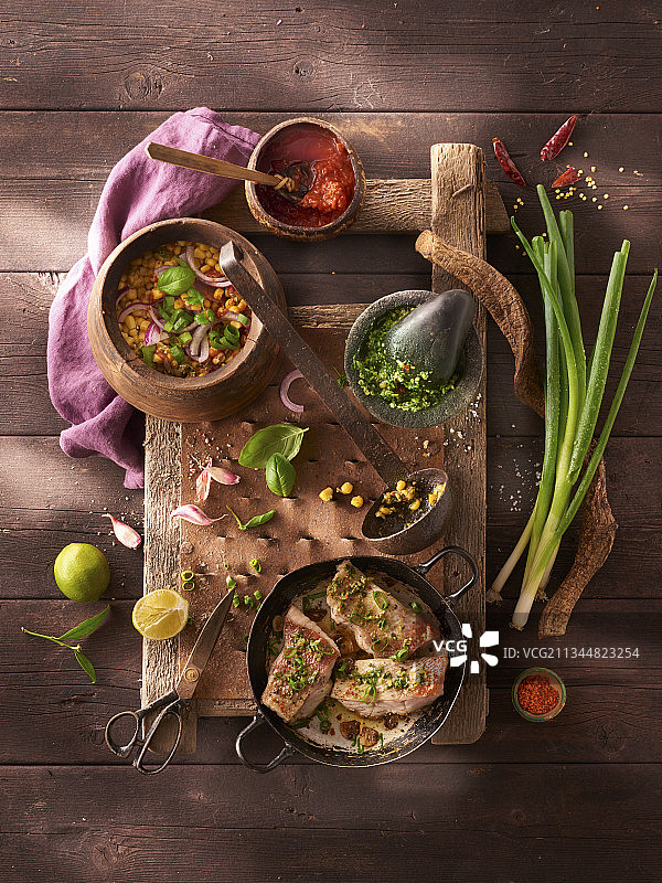 搭配玉米沙拉的红鱼图片素材