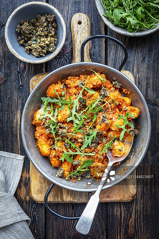 肉酱、戈贡佐拉奶酪和橄榄意大利面疙瘩图片素材