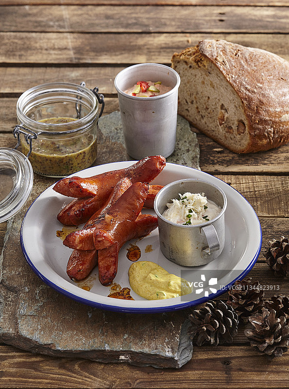 腌制法兰克福香肠配三种蘸酱图片素材
