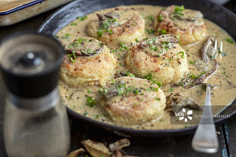 蘑菇酱汁中的夸克土豆饼图片素材