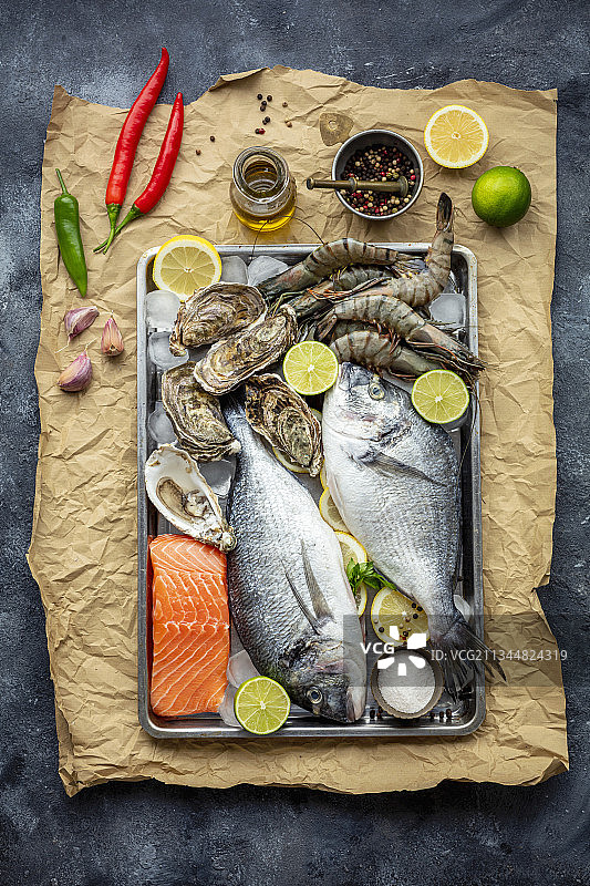海鲷、虾、牡蛎和三文鱼图片素材