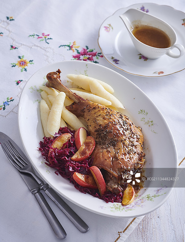 烤鹅腿配土豆丸子图片素材
