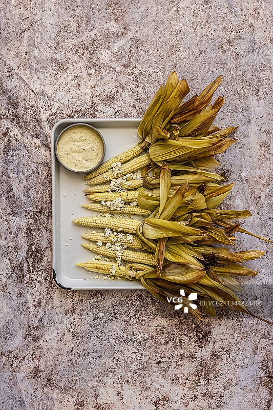 搭配菲达奶酪和蛋黄酱的小玉米图片素材