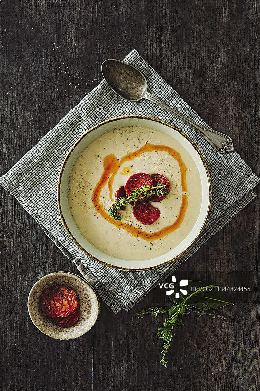 百里香奶油土豆汤配香辣萨尔西沙香肠图片素材