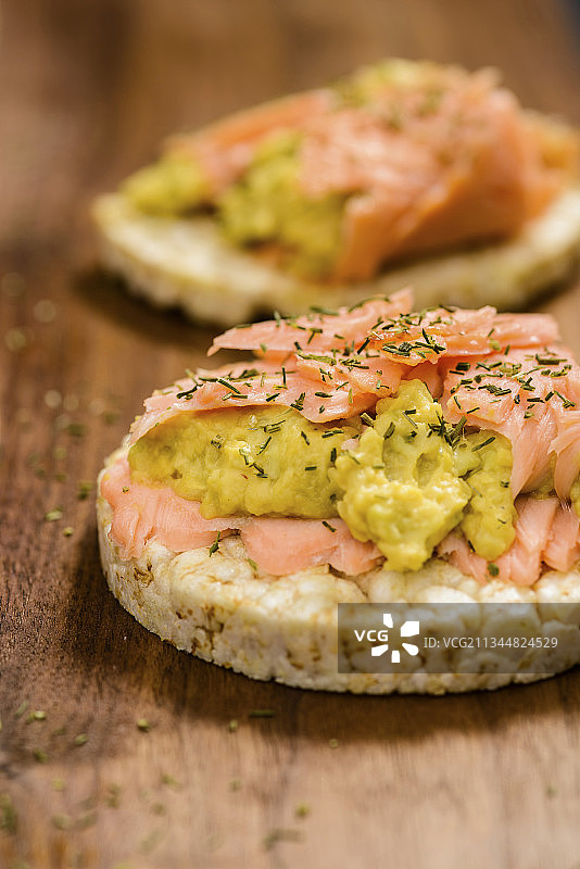 米饼牛油果奶油三文鱼图片素材