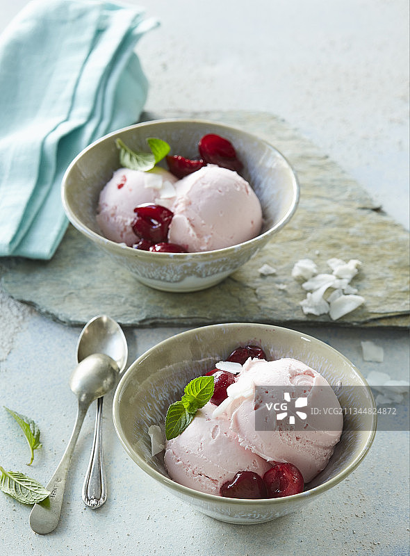 椰子和樱桃冰淇淋图片素材