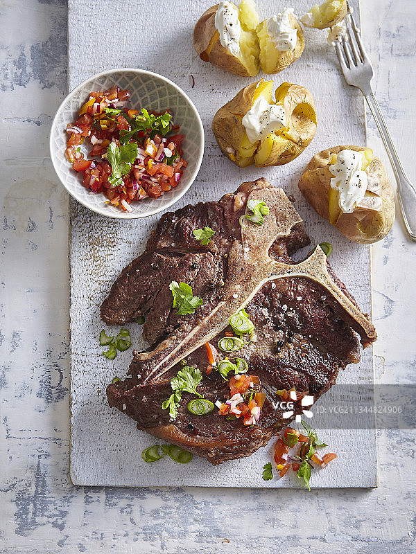 烤T骨牛排配番茄莎莎酱图片素材