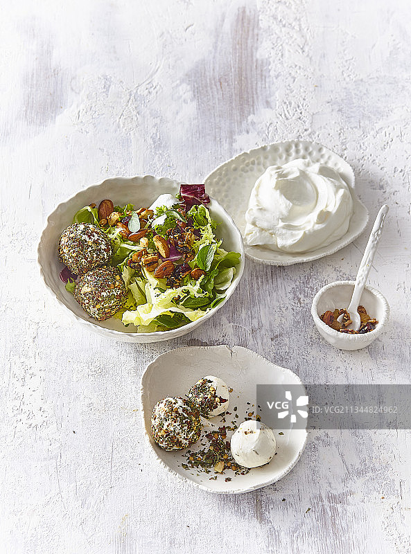 生菜上放着加香草的酸奶酪图片素材