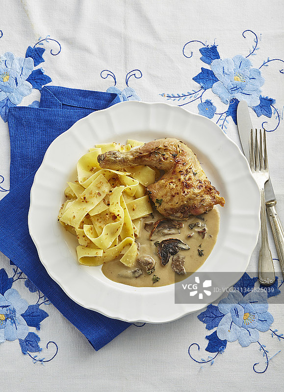 蘑菇酱烤鸡腿图片素材