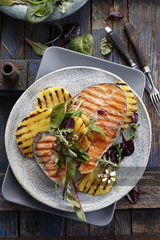 烤三文鱼配菠萝图片素材