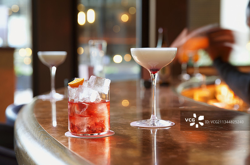 酒吧里的马提尼和尼格罗尼鸡尾酒图片素材