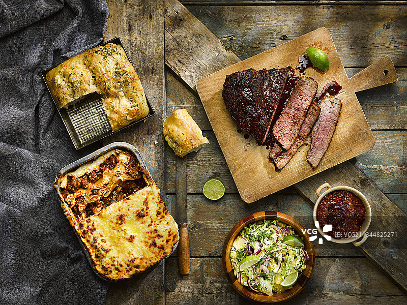 烟熏烤牛肉、辣椒酱、巴西凉拌卷心菜、千层面、配野生大蒜香蒜酱的佛卡夏图片素材