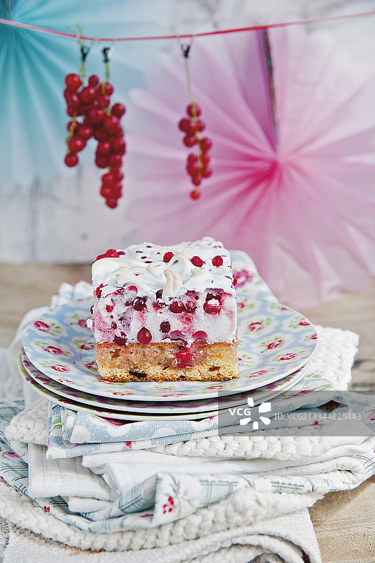 燕麦红醋栗蛋白酥皮切片图片素材