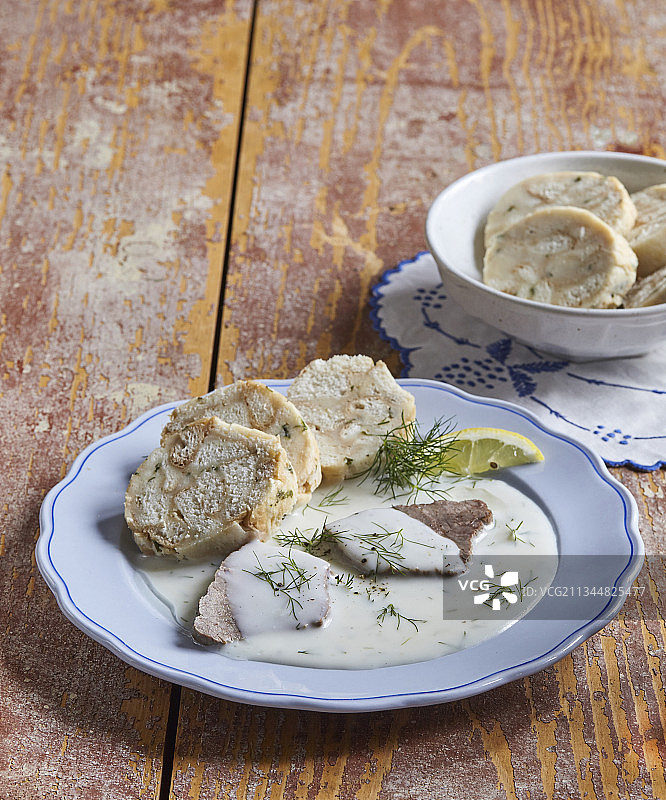 莳萝酱配水煮牛柳和饺子图片素材