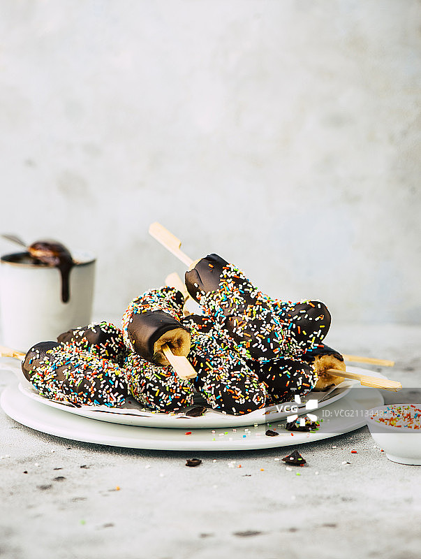 裹着糖屑的巧克力香蕉图片素材