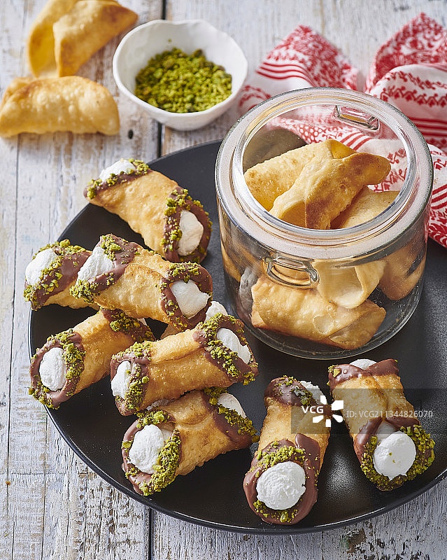 含白巧克力奶油的卡诺里卷图片素材