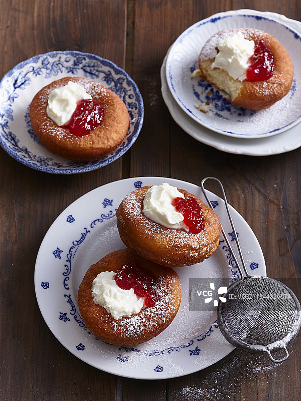 带有果酱和奶油的狂欢节甜甜圈图片素材