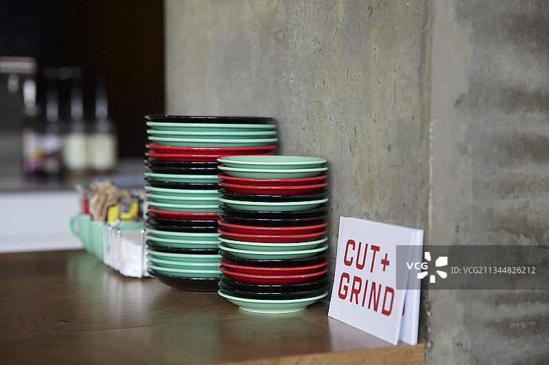 餐厅里的彩色塑料盘子图片素材