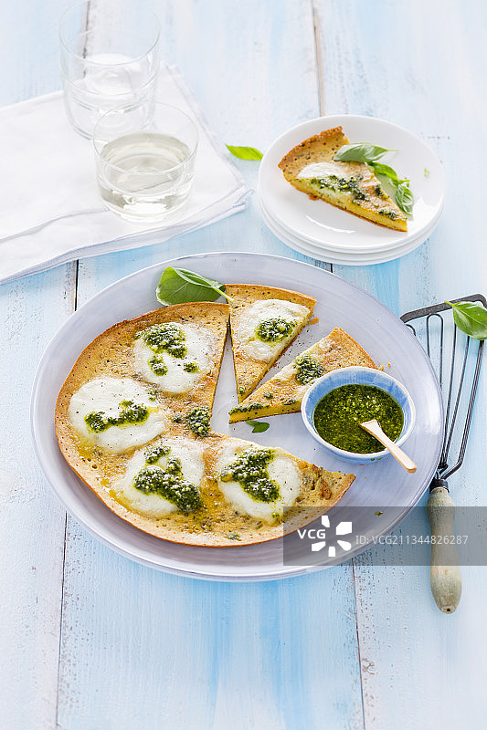 马苏里拉奶酪煎蛋卷配菠菜香蒜酱图片素材