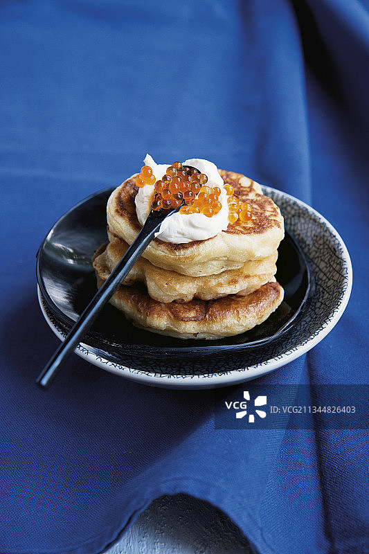 俄式薄饼配鲜奶油和鳟鱼子酱图片素材