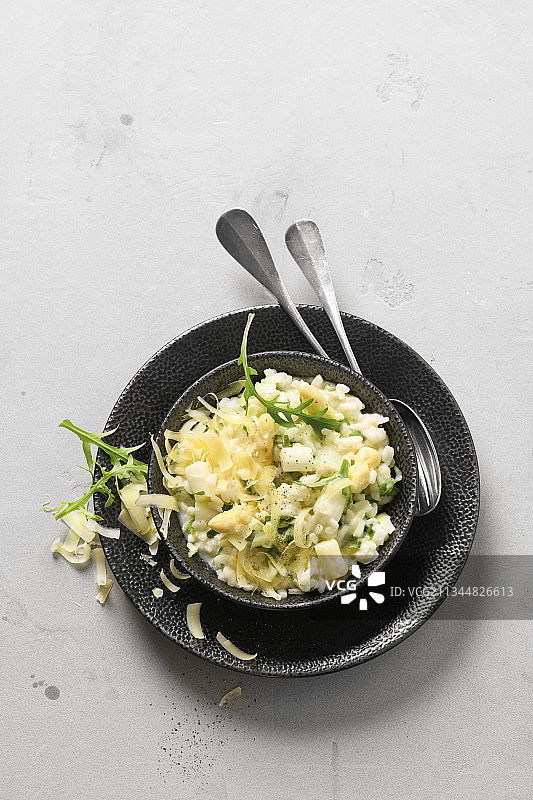 芦笋烩饭配芝麻菜和格鲁耶尔奶酪图片素材
