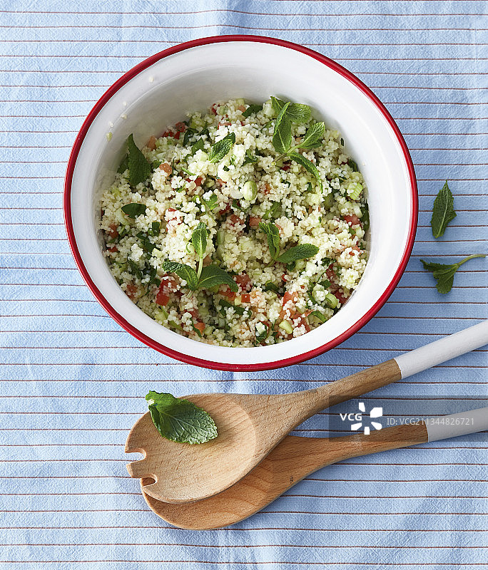 古斯米沙拉配番茄、黄瓜和欧芹图片素材