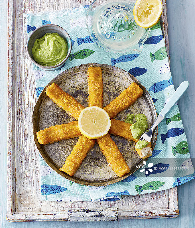 炸鱼条配牛油果酱图片素材