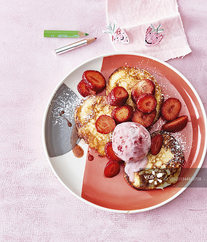 草莓草莓冰淇淋夸克蛋糕图片素材