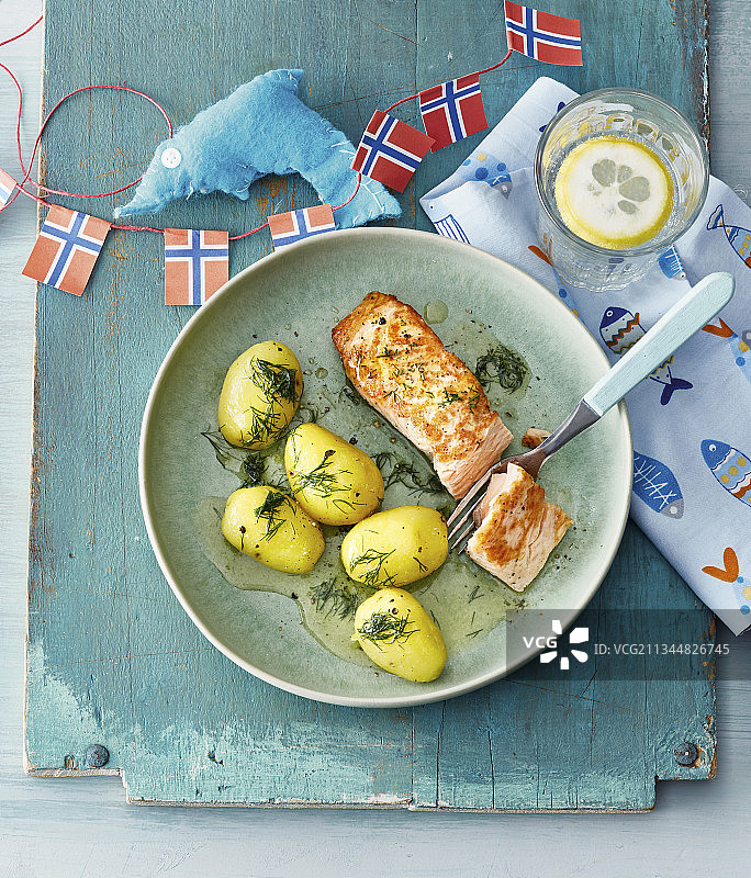 香煎三文鱼配黄油土豆图片素材