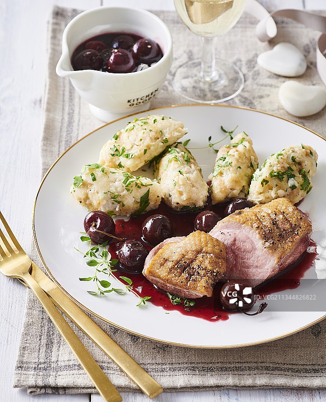 酸樱桃酱帕尔马干酪意式面疙瘩鸭胸图片素材