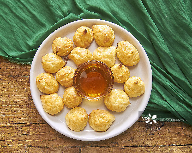 奶酪泡芙配蜂蜜图片素材