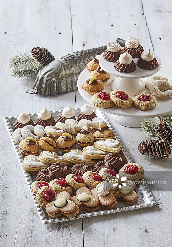 节日餐桌上的圣诞甜点图片素材