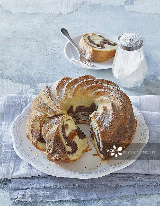 分层花式面包配奶油冻图片素材