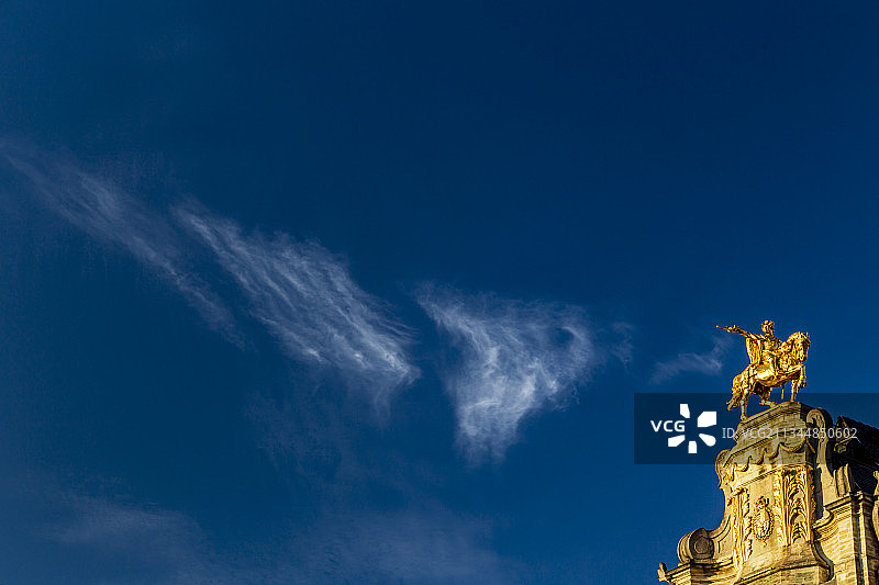 布鲁塞尔老城区建筑和雕像图片素材