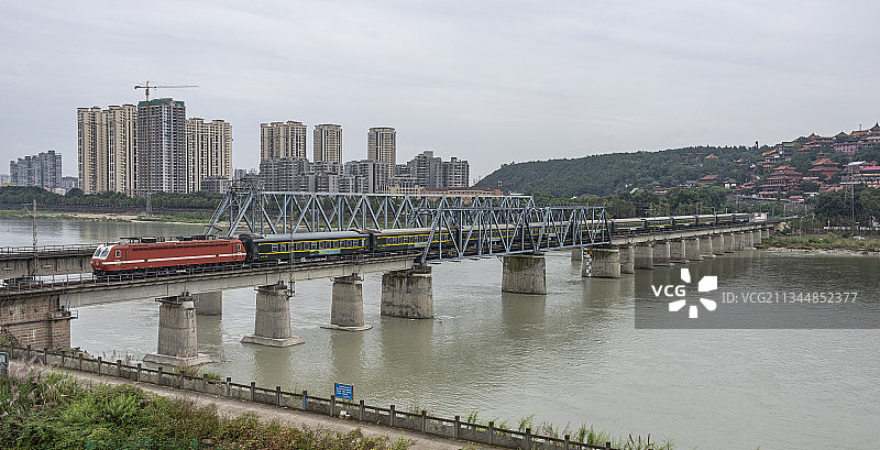 成都-兰州K856次通过宝成线绵阳涪江大桥图片素材