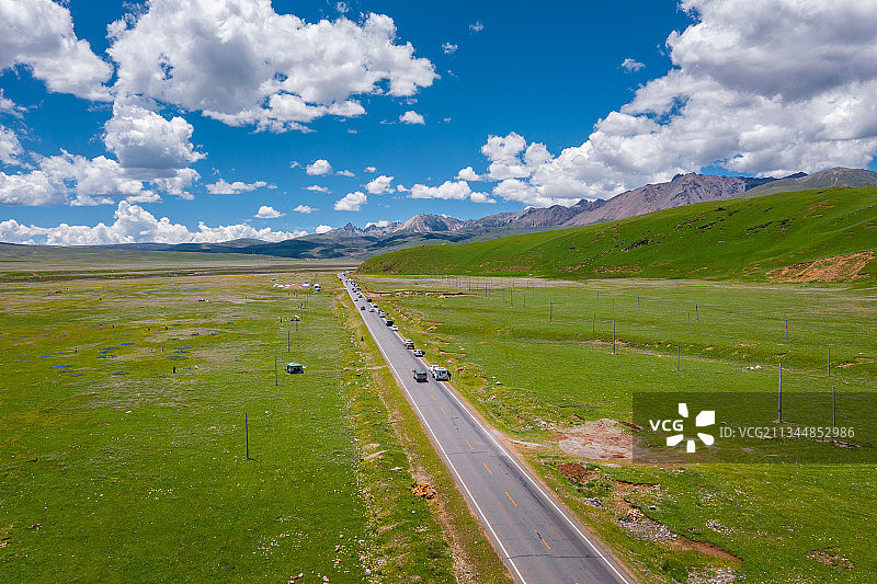 航拍318川藏线理塘毛垭大草原夏季自然风光图片素材