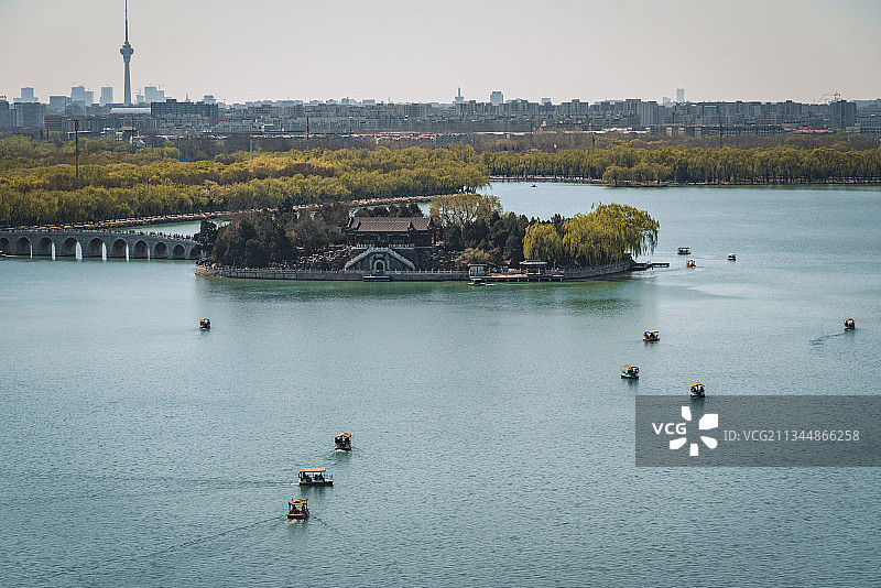 春季颐和园昆明湖划船图片素材