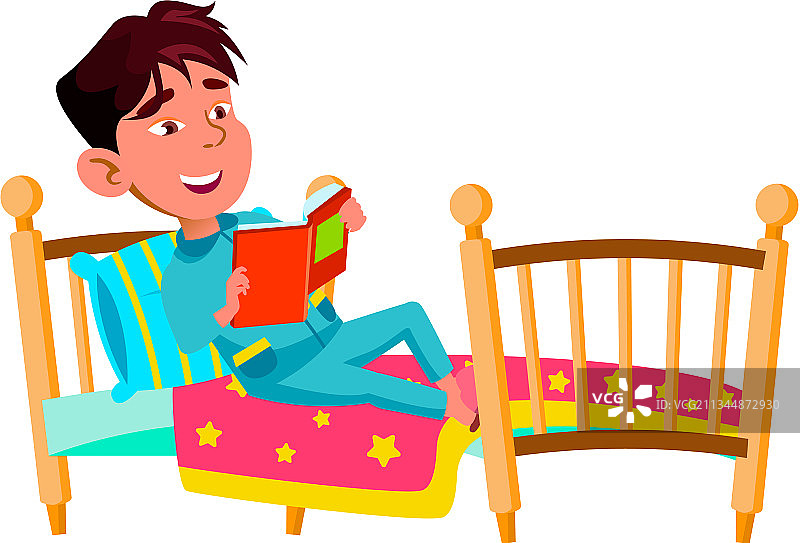 男孩躺在床上读书图片素材