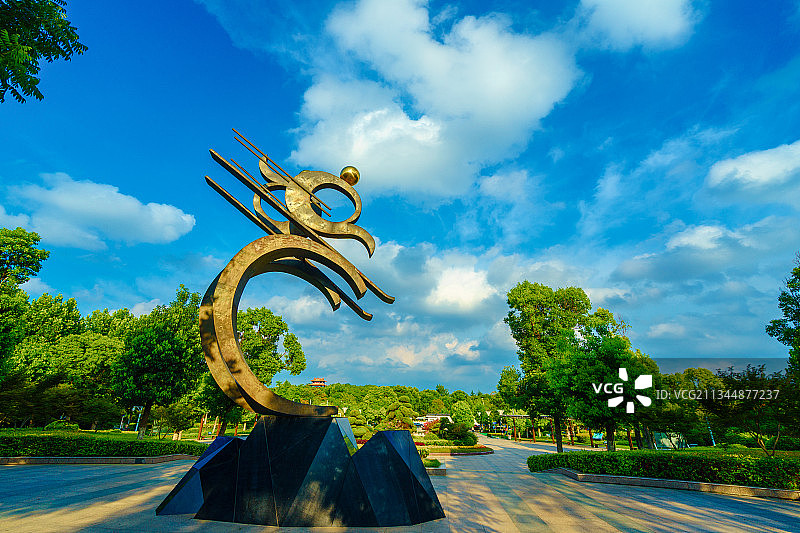 晴空+江苏省徐州市泉山区云龙山东麓东坡运动广场图片素材