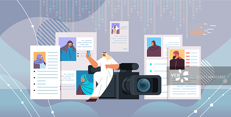 阿拉伯人力资源经理用摄像机筛选简历图片素材