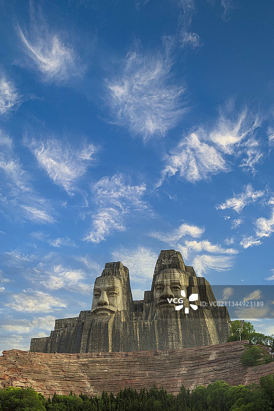 炎黄二帝    蓝天白云图片素材