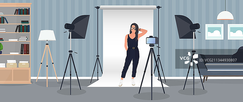 在镜头前摆姿势的影棚女孩图片素材